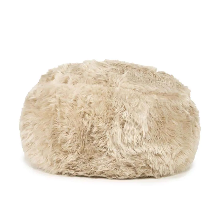 Der Snuzzle - taupe, ein runder Pouf mit langem, flauschigem taupefarbenem Stoff, fotografiert auf weißem Hintergrund - By-Boo