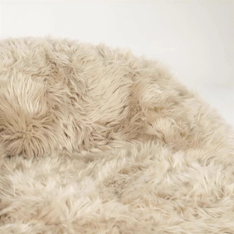 Detail des weichen, flauschigen Stoffes des Snuzzle - taupe Stuhls, Nahaufnahme in einem Studio - By-Boo