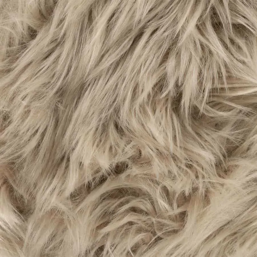 Nahaufnahme des Snuzzle - taupe Stuhls, mit Fokus auf den weichen, flauschigen taupefarbenen Bezug - By-Boo