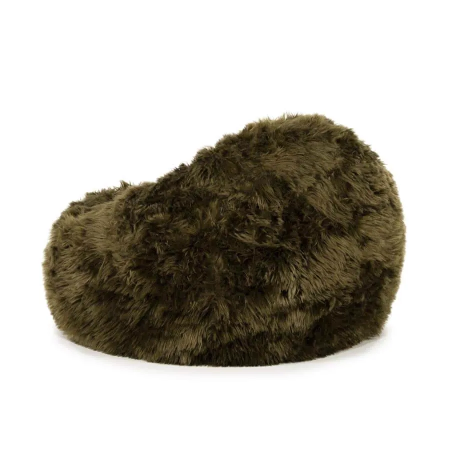 Sessel Snuzzle grün, ein weicher, flauschiger Sessel auf weißem Hintergrund - By-Boo
