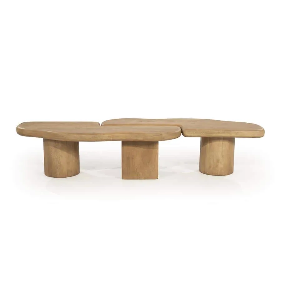 Der Yuo - natur Couchtisch, bestehend aus drei organisch geformten Holzteilen, auf weißem Hintergrund - By-Boo
