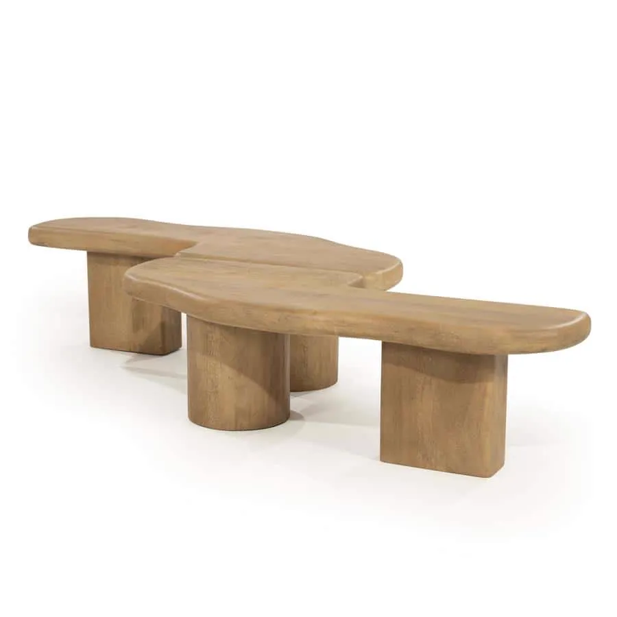 Der Yuo - natur Tisch, ein organisch geformter Holztisch auf weißem Hintergrund, aus niedriger Perspektive - By-Boo