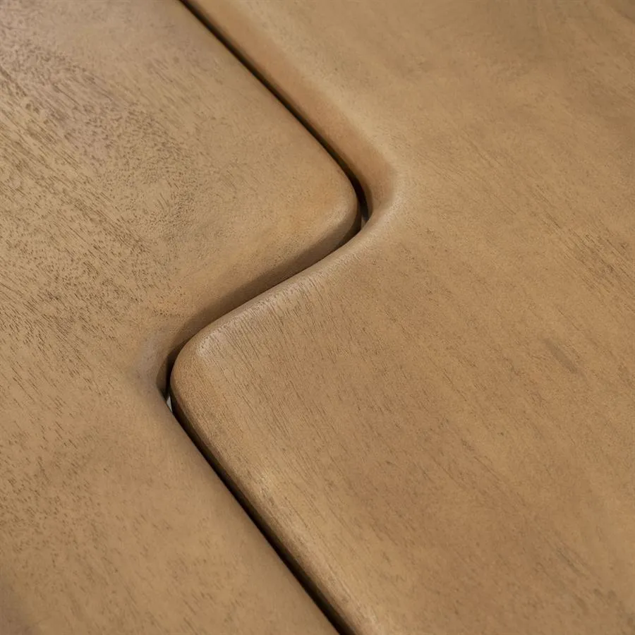 Nahaufnahme des Yuo - natur Tisches, mit der wellenförmigen Naht zwischen zwei hölzernen Tischplatten - By-Boo