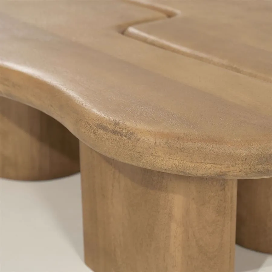 Nahaufnahme des Yuo - natur Couchtisches, mit den organischen Formen und der natürlichen Holzmaserung - By-Boo