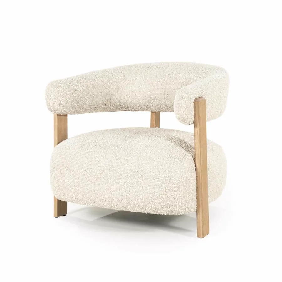 Sessel Lola - beige Hush auf weißem Hintergrund, aus einer niedrigen Perspektive fotografiert - Eleonora