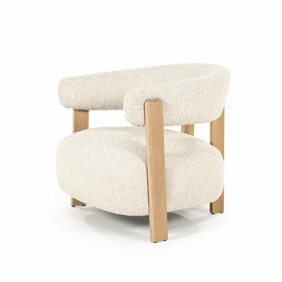 Sessel Lola - beige Hush auf weißem Hintergrund, aus einem niedrigen Blickwinkel fotografiert - Eleonora