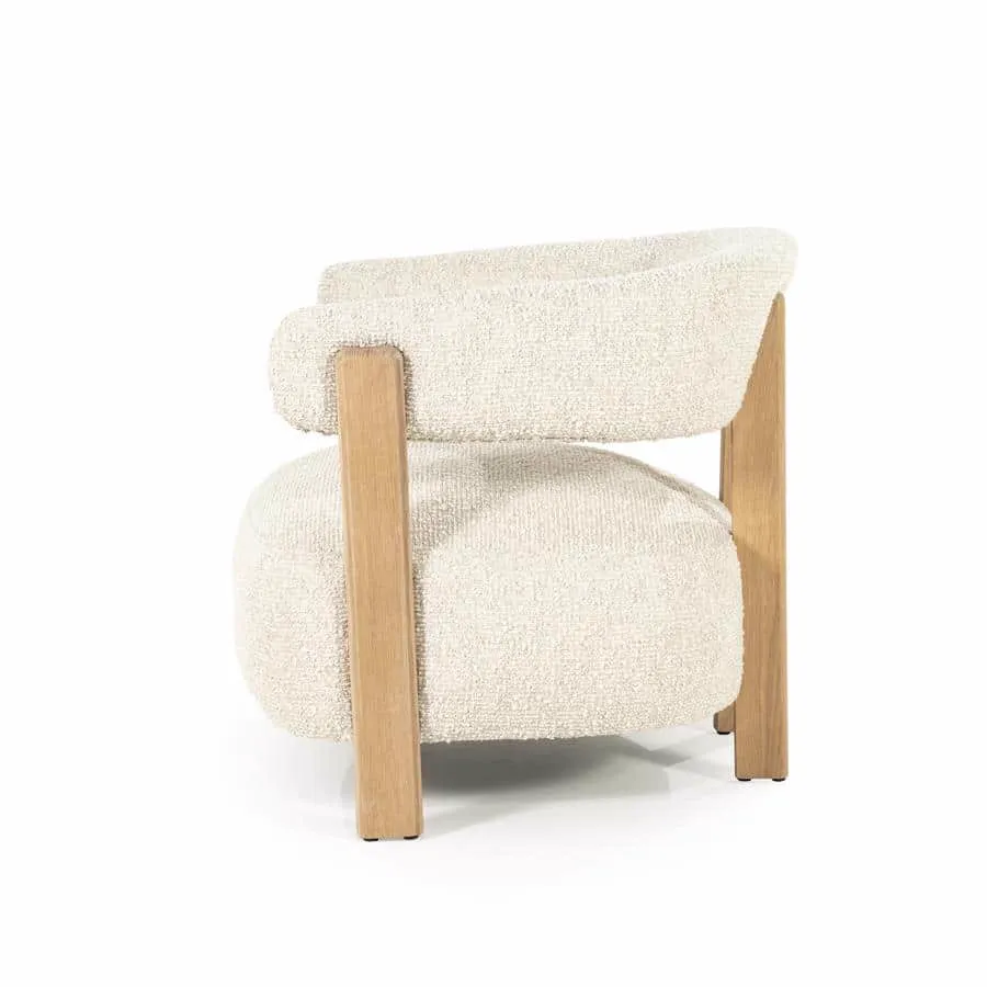 Sessel Lola - beige Hush, von der Seite fotografiert auf weißem Hintergrund - Eleonora