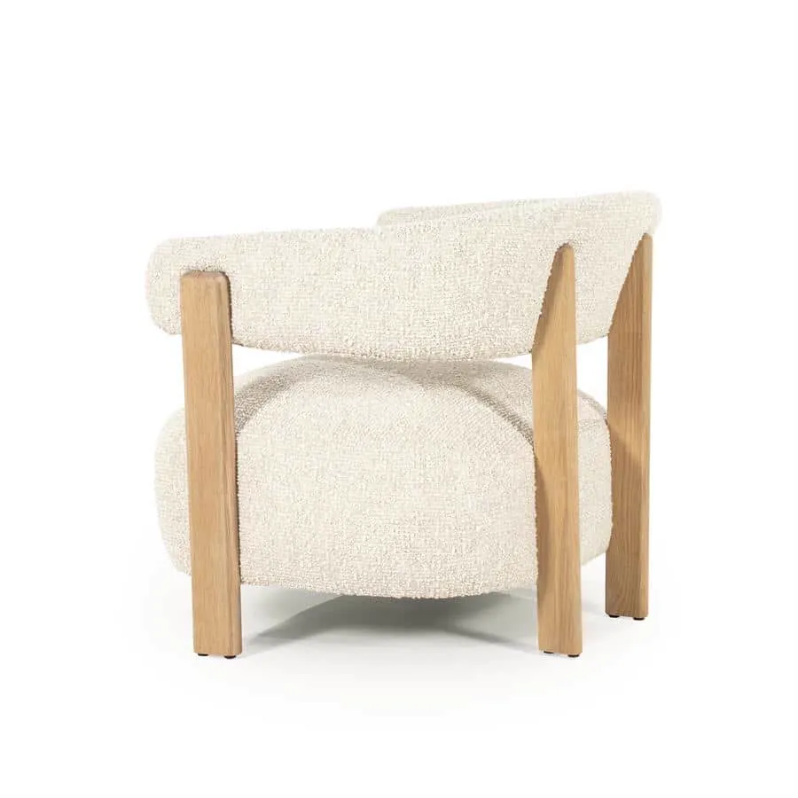 Sessel Lola - beige Hush, von hinten auf weißem Hintergrund mit Holzbeinen gesehen - Eleonora