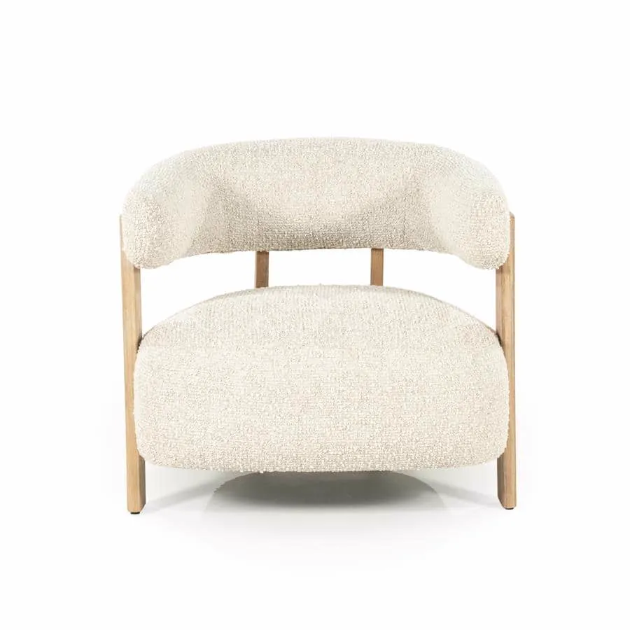 Sessel Lola - beige Hush auf weißem Hintergrund, von vorne fotografiert - Eleonora