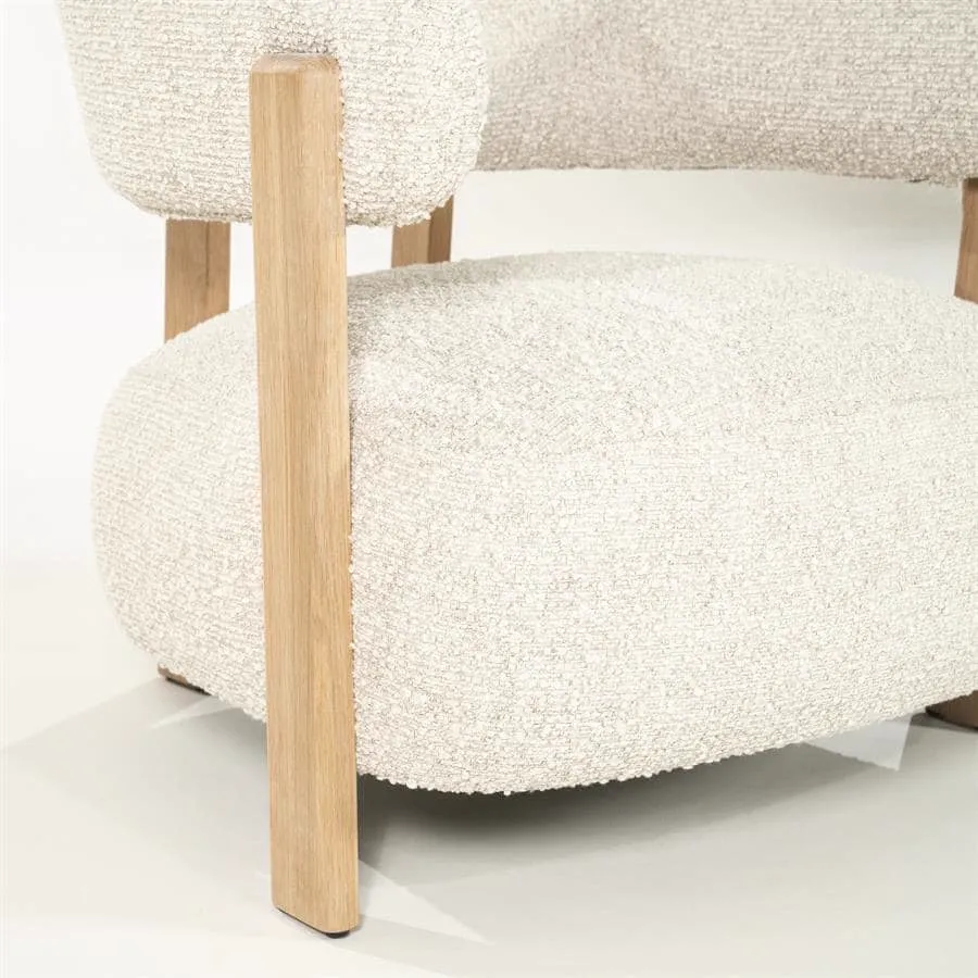 Detail des Sessels Lola - beige Hush, mit der Struktur des beigen Stoffes und einem Holzbein auf weißem Hintergrund - Eleonora