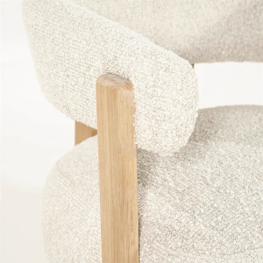 Detailaufnahme des Sessels Lola beige Hush mit sichtbarem Holzrahmen und der Textur des Stoffes - Eleonora