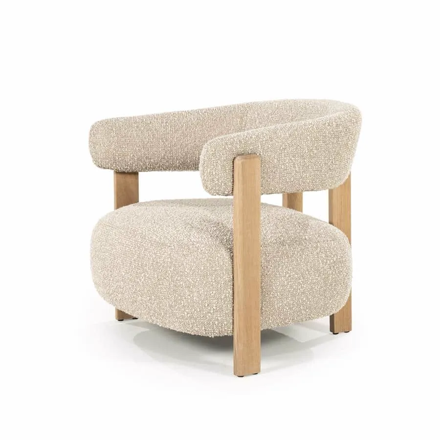 Sessel Lola in Taupe Hush Stoff mit Holzbeinen, auf weißem Hintergrund fotografiert - Eleonora