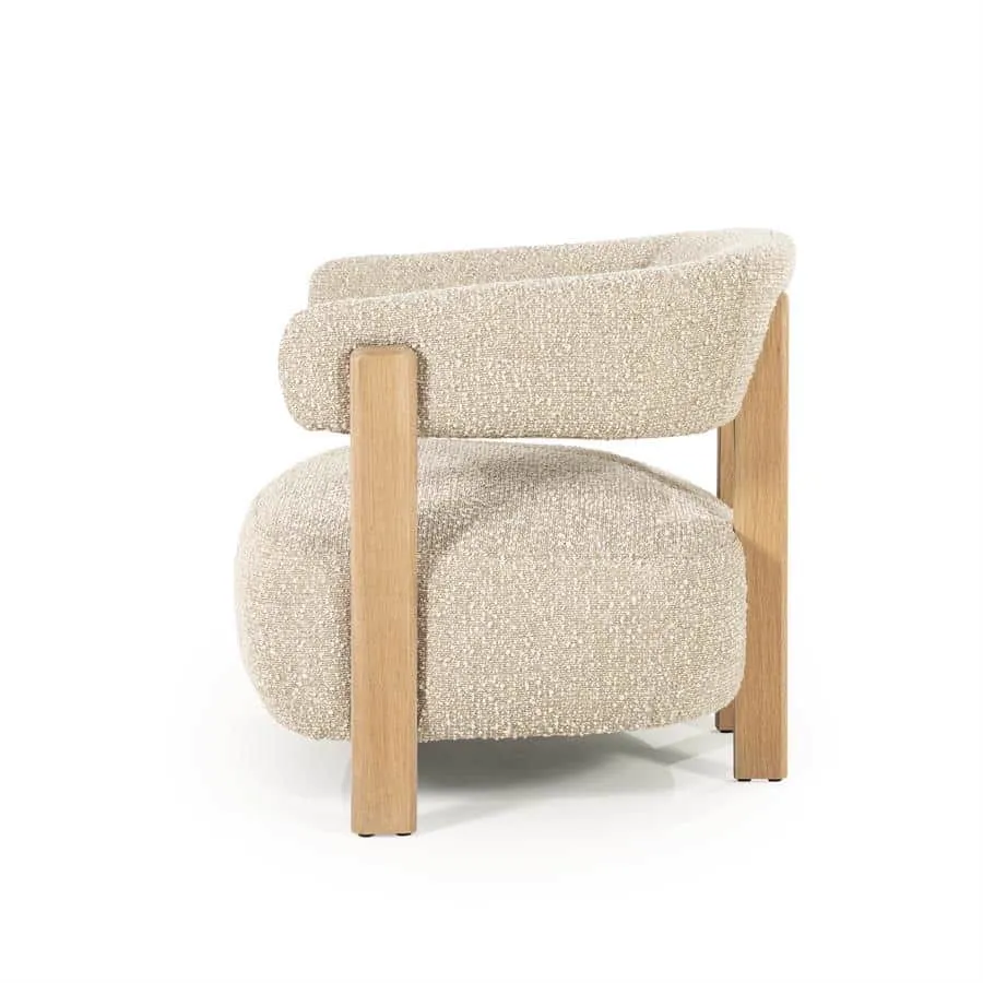Sessel Lola - taupe Hush mit Holzbeinen, schräg von der Seite fotografiert auf weißem Hintergrund - Eleonora