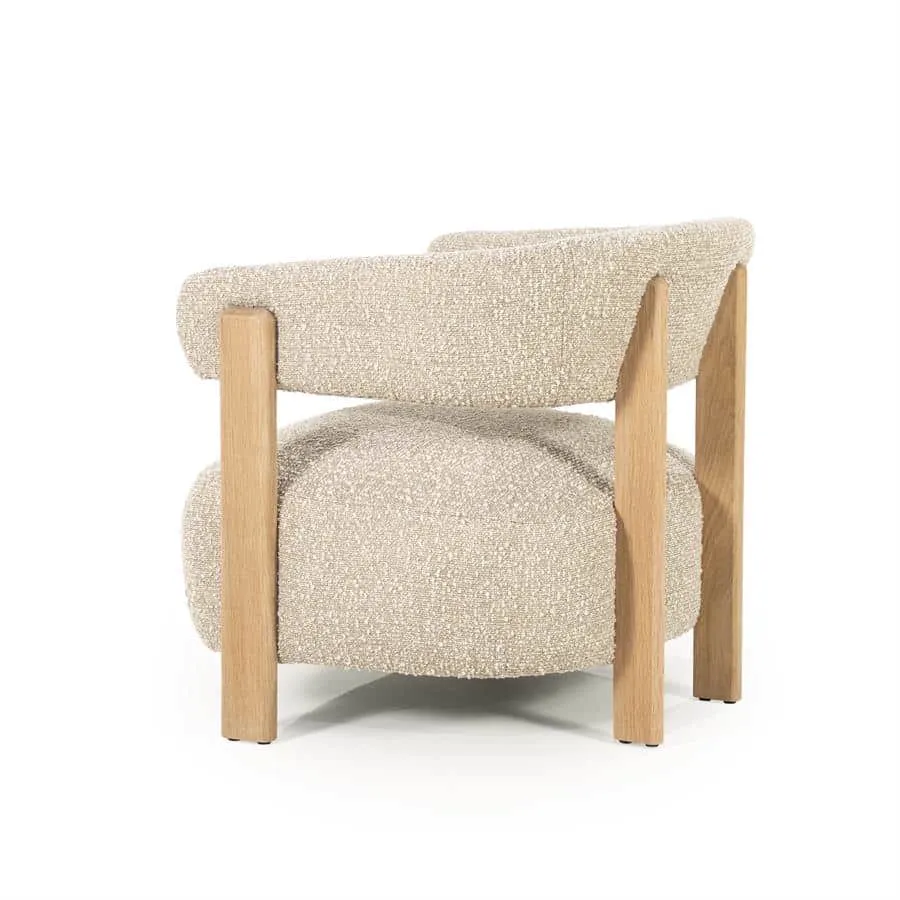 Sessel Lola - taupe Hush von Eleonora auf weißem Hintergrund, schräg von hinten fotografiert