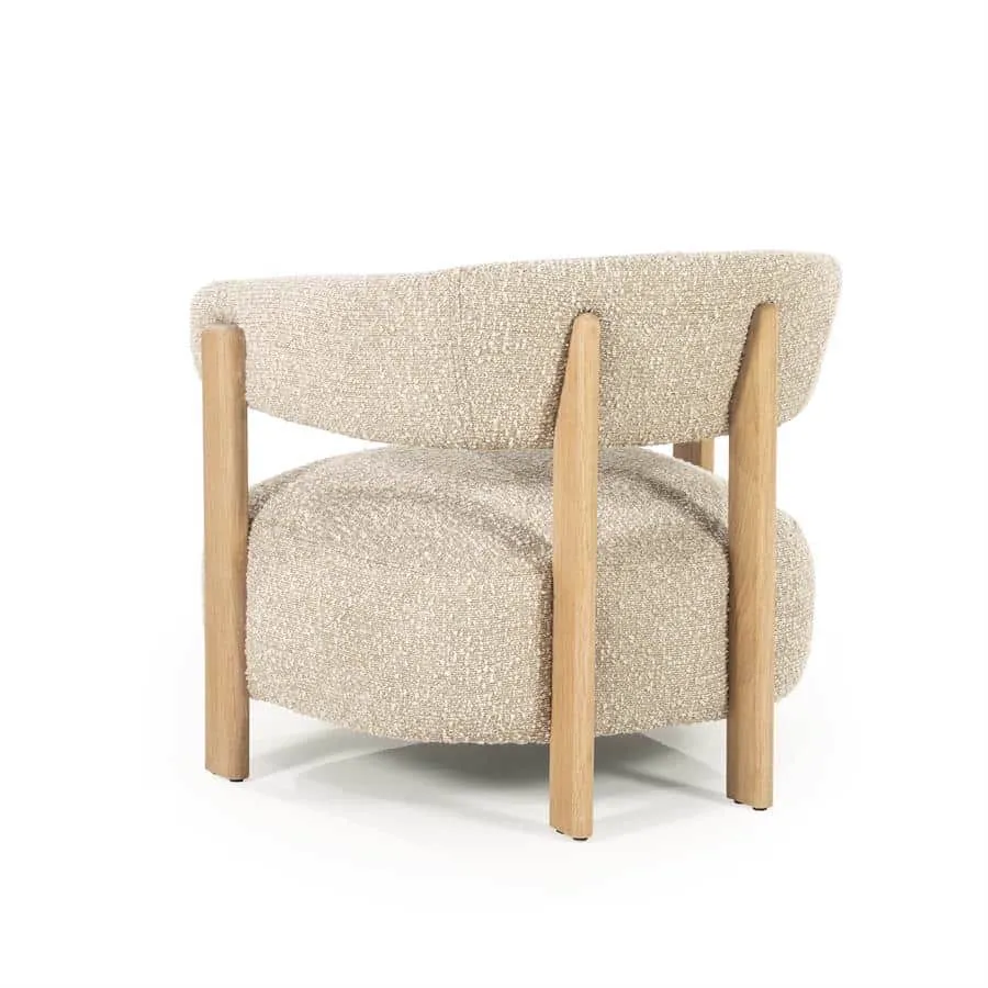 Sessel Lola - taupe Hush auf weißem Hintergrund, schräg von hinten fotografiert - Eleonora