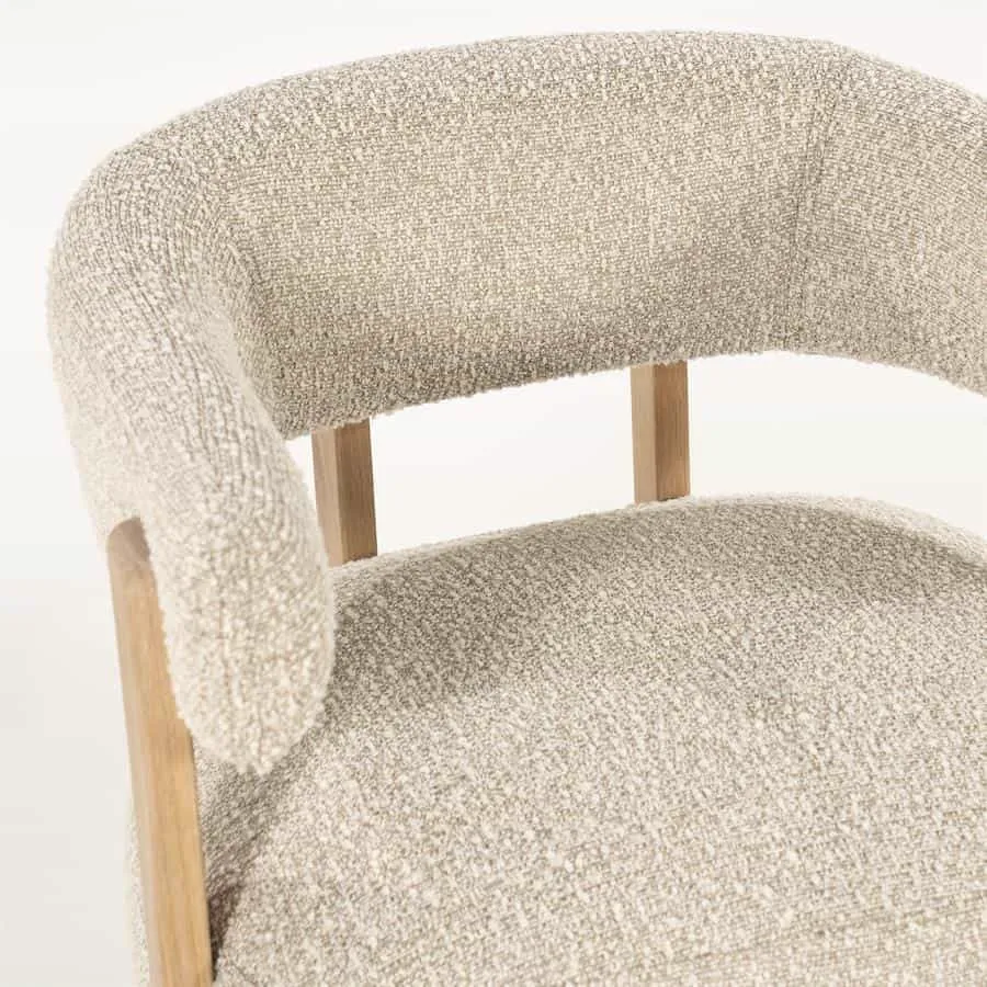 Nahaufnahme des Sessels Lola - taupe Hush mit Fokus auf den Bouclé-Stoff und Holzdetails - Eleonora
