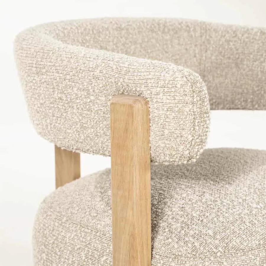 Detail des Sessels Lola - taupe Hush, mit Fokus auf die Stofftextur und Holzbeine - Eleonora