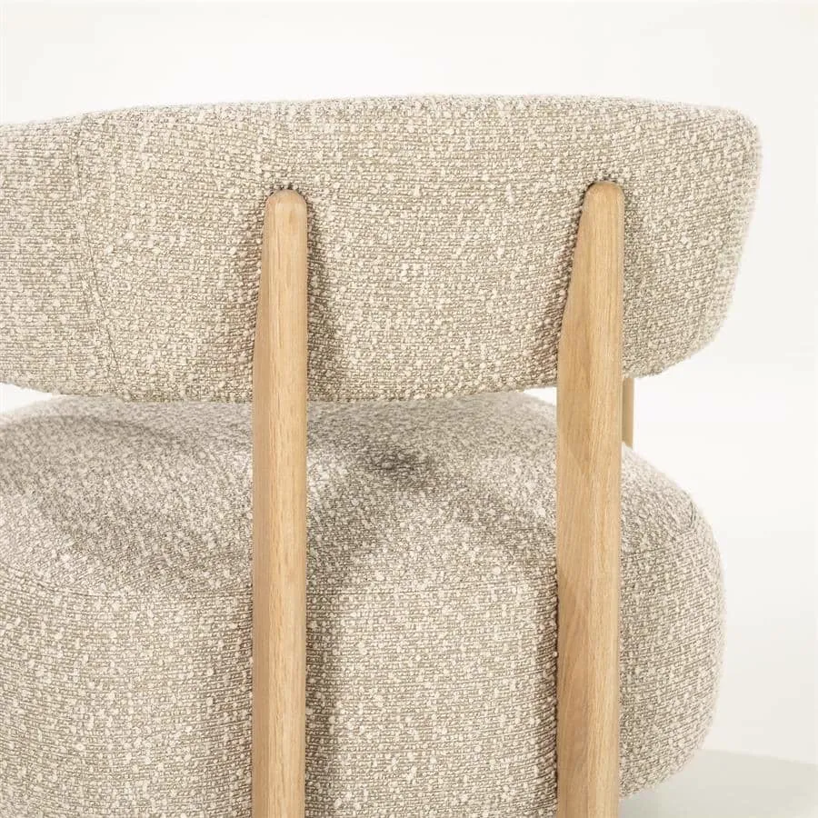 Detail von Sessel Lola - taupe Hush mit Fokus auf den taupefarbenen Stoff und Holzbeine - Eleonora