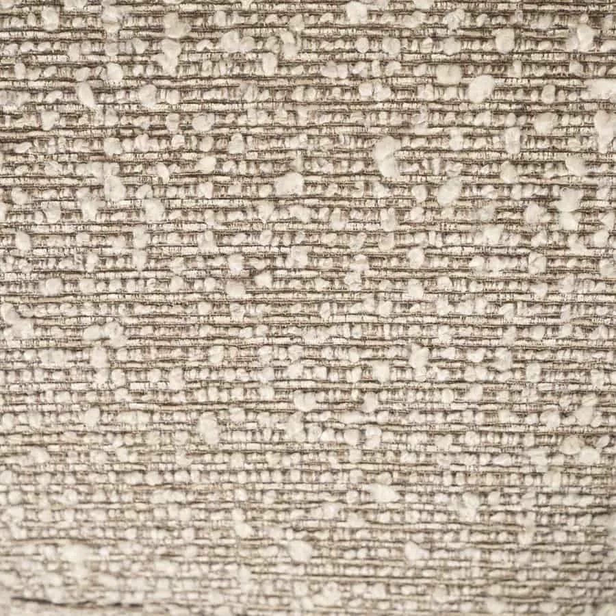 Detailaufnahme des taupe Hush Stoffes vom Sessel Lola, mit deutlich sichtbarer Webart und Textur - Eleonora