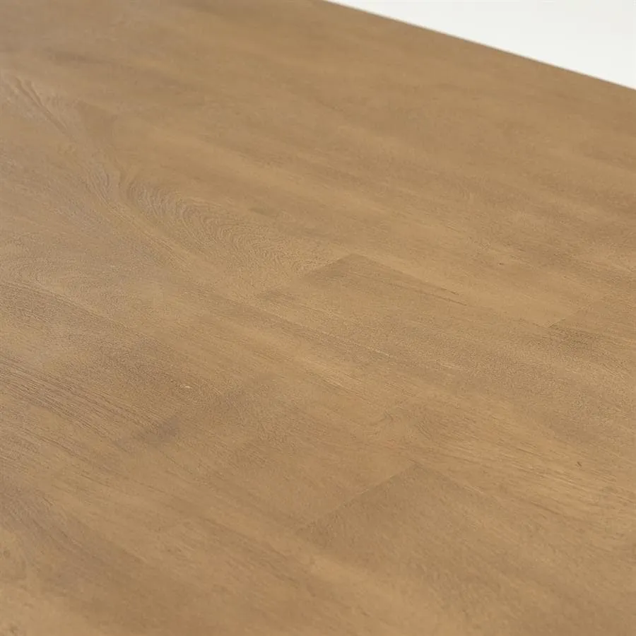 Nahaufnahme der naturfarbenen Holztischplatte des Esstisch Tycho, aus einem niedrigen Winkel fotografiert - Eleonora