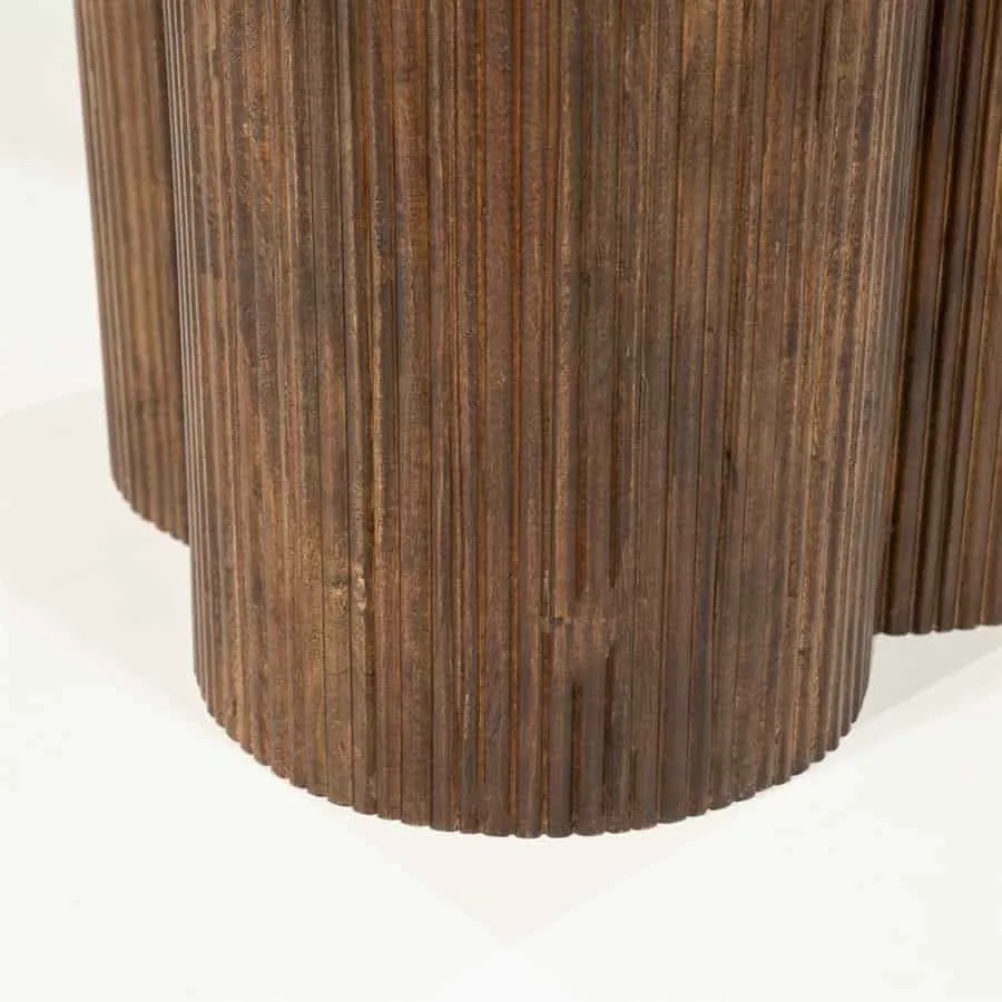 Detail der geriffelten Holzbeine des Esstischs Xanni auf weißem Hintergrund - Eleonora