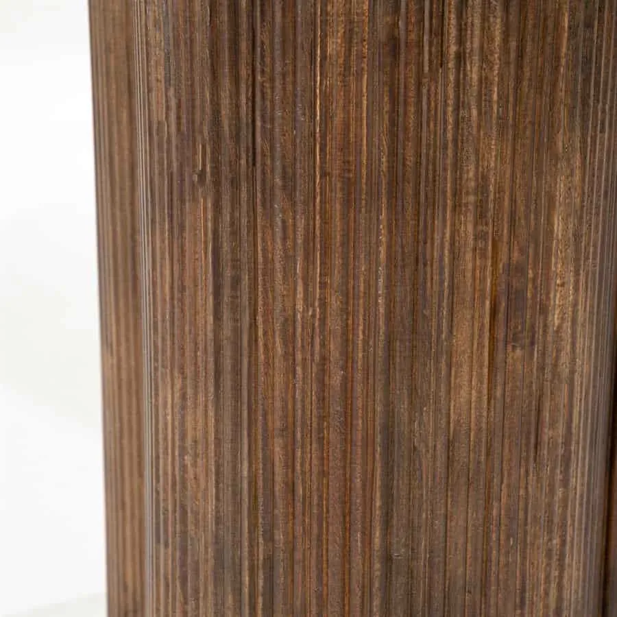 Detail des Esstisch Xanni, Nahaufnahme der geriffelten, dunkelbraunen Tischplatte aus Holz - Eleonora