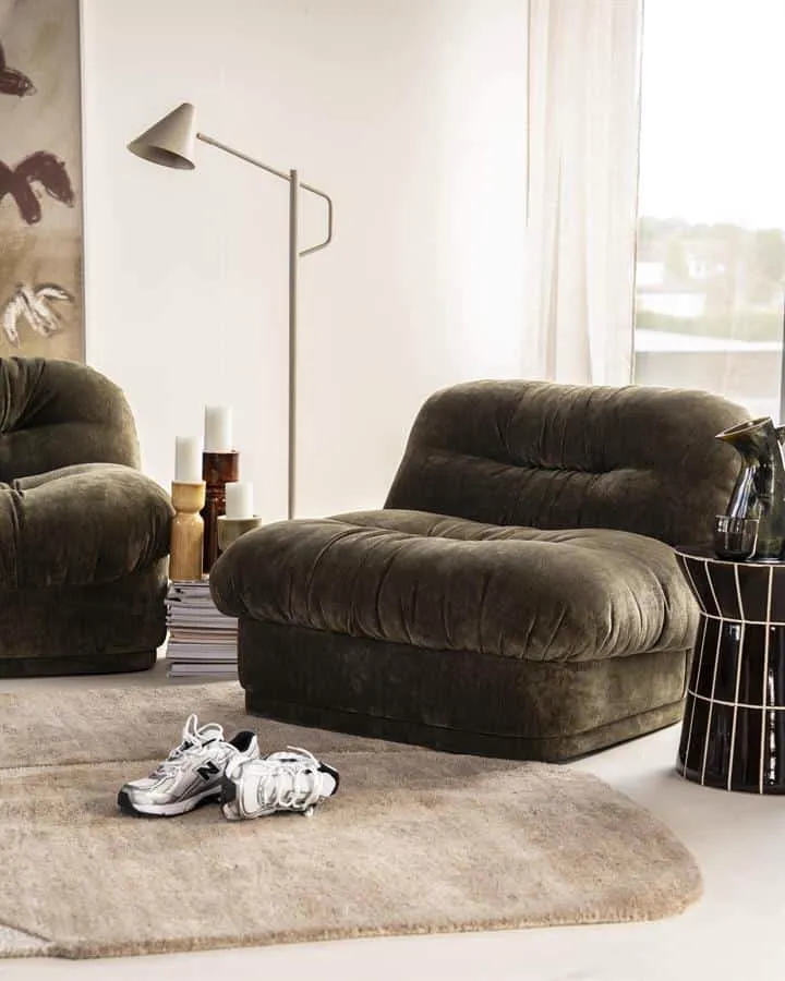 Zwei grüne Loungesessel Nook in einem Wohnzimmer mit Teppich, Stehlampe und Dekoration - By-Boo
