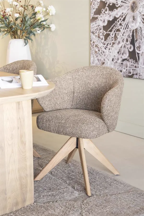 Stuhl Connor natur - braun Donna an einem Holztisch in wohnlicher Umgebung mit Teppich - Eleonora