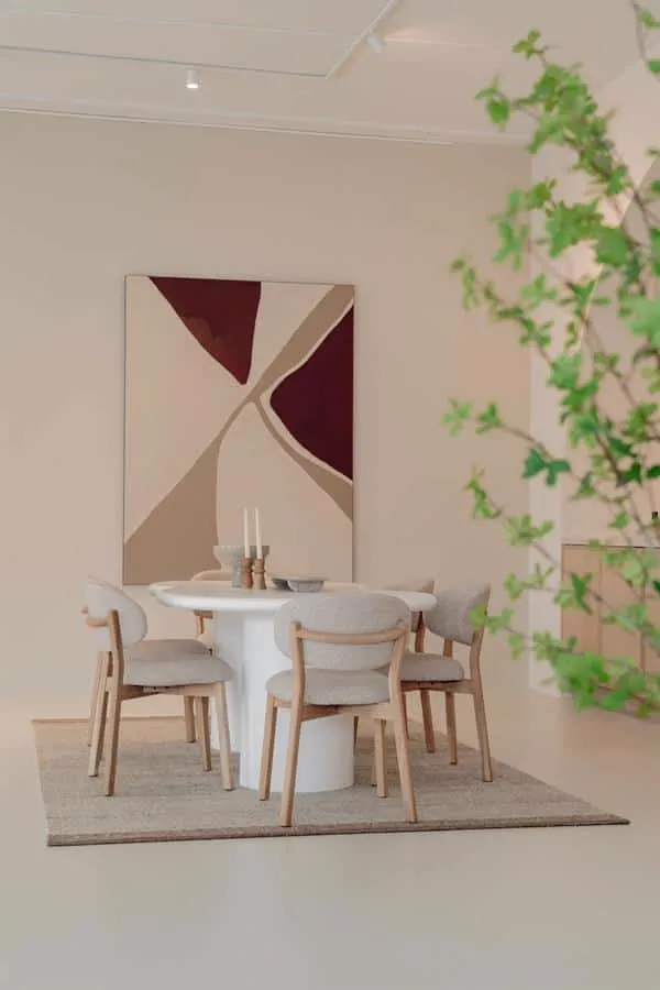 Stuhl Mikky naturel - taupe Moon in einem modernen Esszimmer mit einem runden weißen Tisch und abstraktem Gemälde - Eleonora