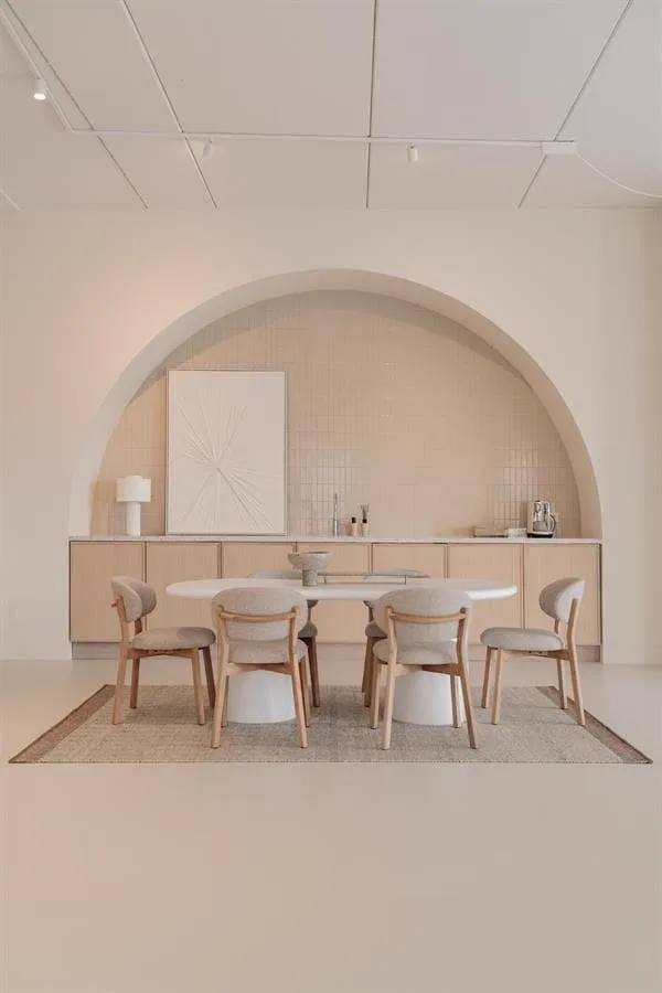 Stuhl Mikky naturel - taupe Moon in einem modernen Esszimmer mit weißem ovalen Tisch und bogenförmiger Nische - Eleonora