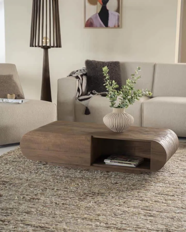 Der Couchtisch King in einem stimmungsvollen Wohnzimmer mit Sofa, Teppich und Pflanze - Eleonora