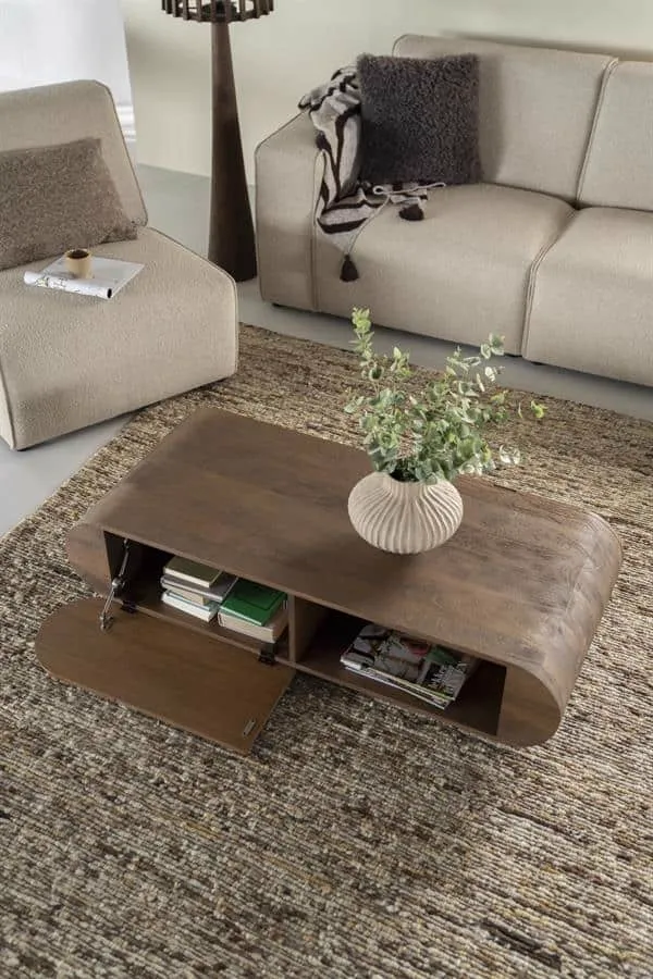 Couchtisch King in einem stimmungsvollen Wohnzimmerambiente, mit offener Klappe und Dekoration - Eleonora