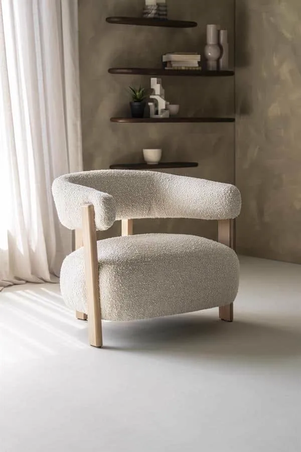 Sessel Lola - beige Hush in einer Zimmerecke mit Regalen und einem Fenster - Eleonora