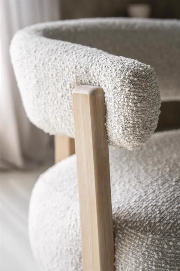Nahaufnahme des Sessels Lola - beige Hush, mit Fokus auf die Stofftextur und ein Holzbein - Eleonora