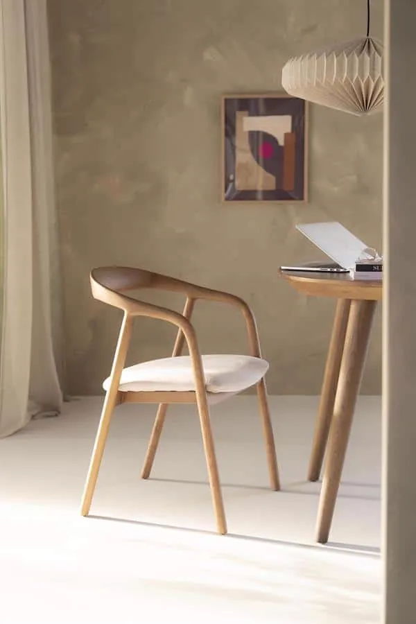Stuhl Rayven - Hellbraun mit einem weißen Sitzkissen, in einem modernen Wohnraum mit einem Tisch - Eleonora