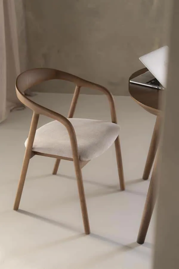 Stuhl Rayven - Hellbraun in einem hellen Studio mit einem Laptop auf einem Beistelltisch - Eleonora