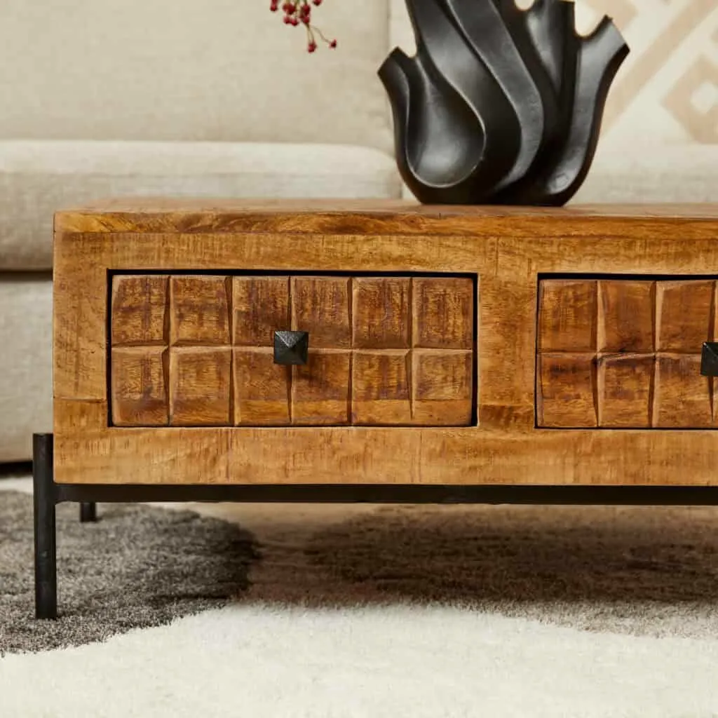 Nahaufnahme des Couchtischs Brandy mit zwei Schubladen, stehend auf einem Teppich in einem Wohnzimmer - Starfurn