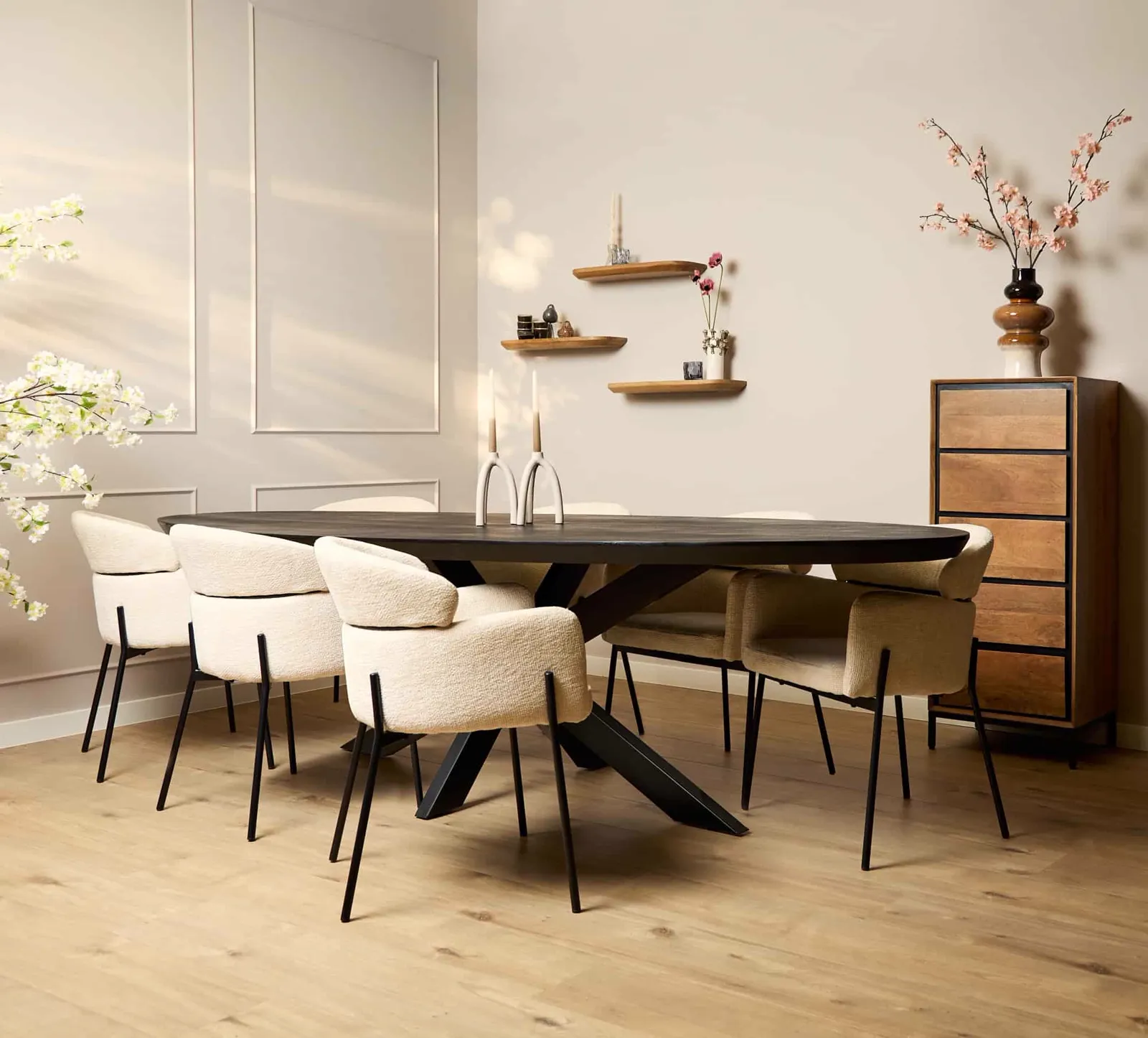Der ovale Esstisch Brandy Black 240 cm in einem stimmungsvollen Esszimmer mit cremefarbenen Stühlen - Starfurn