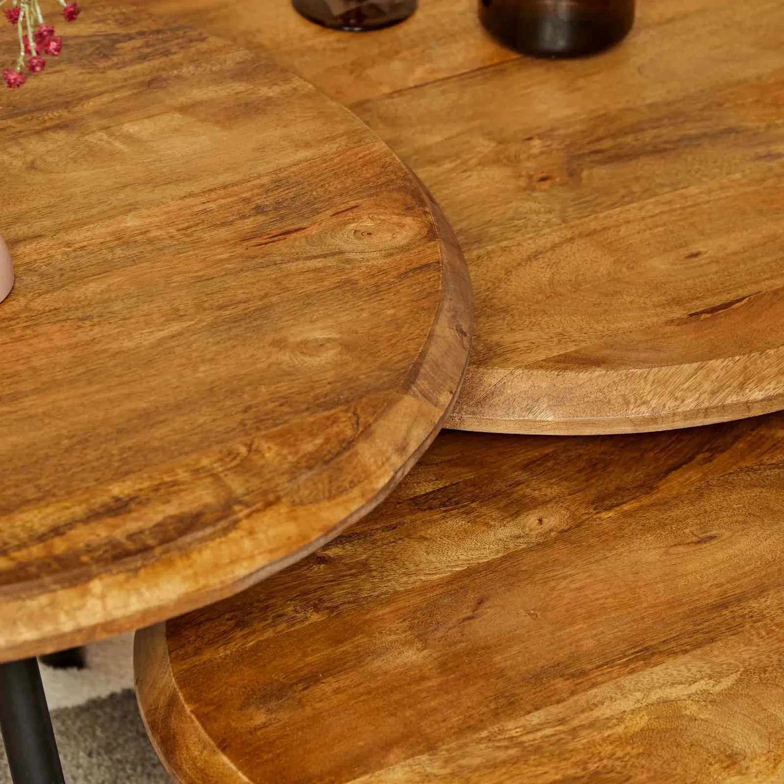 Nahaufnahme der Holzplatten des Couchtisch Ohio, mit den runden Formen und Holzmaserungen deutlich sichtbar - Starfurn