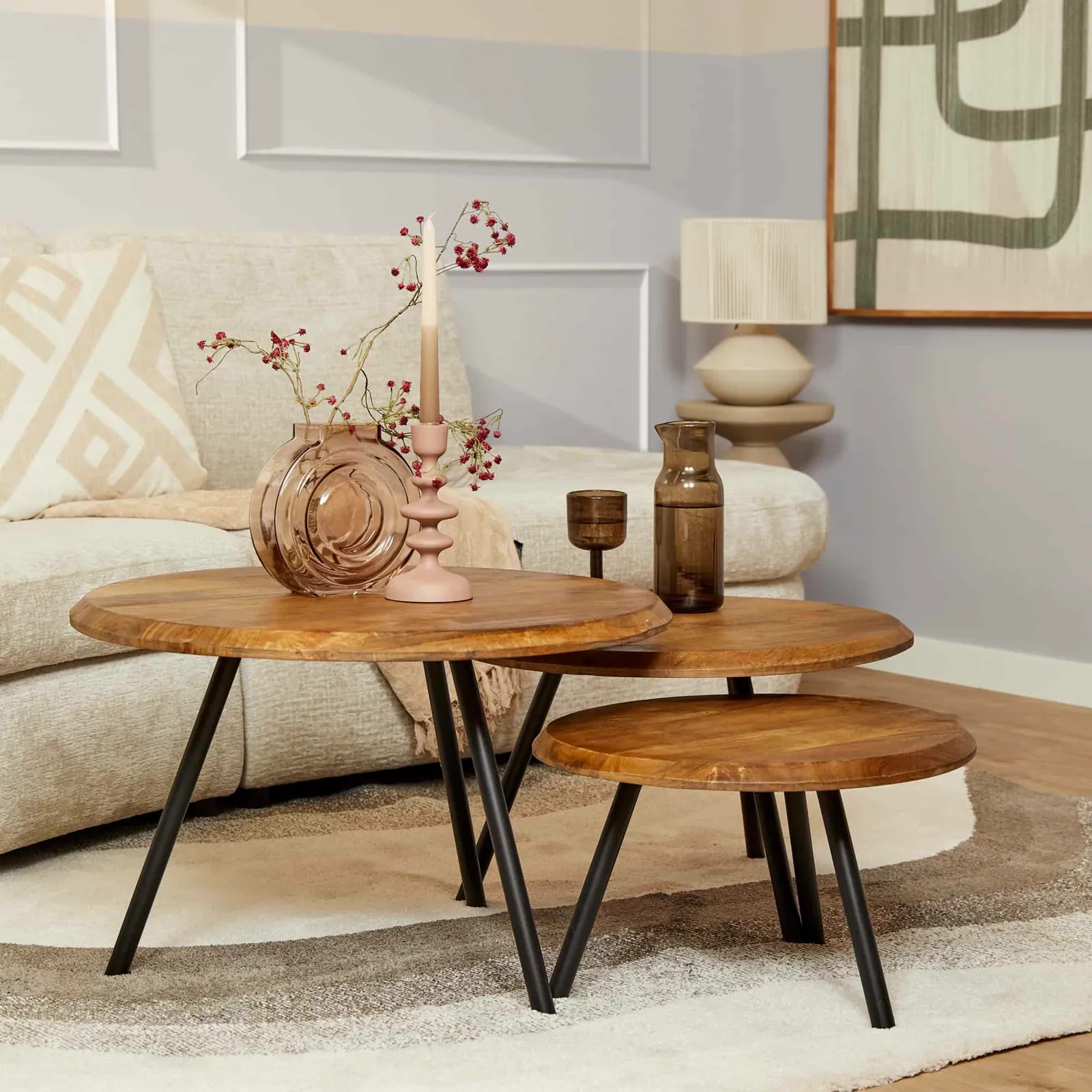Couchtisch Ohio Set aus 3 Teilen in einem gemütlichen Wohnzimmer mit Sofa und Dekoration - Starfurn
