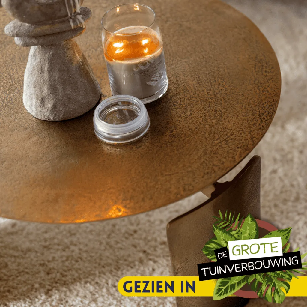 Salontafel Darwin, 60 cm, met een kaars en decoratie erop, vanuit een hoog standpunt gefotografeerd - Starfurn
