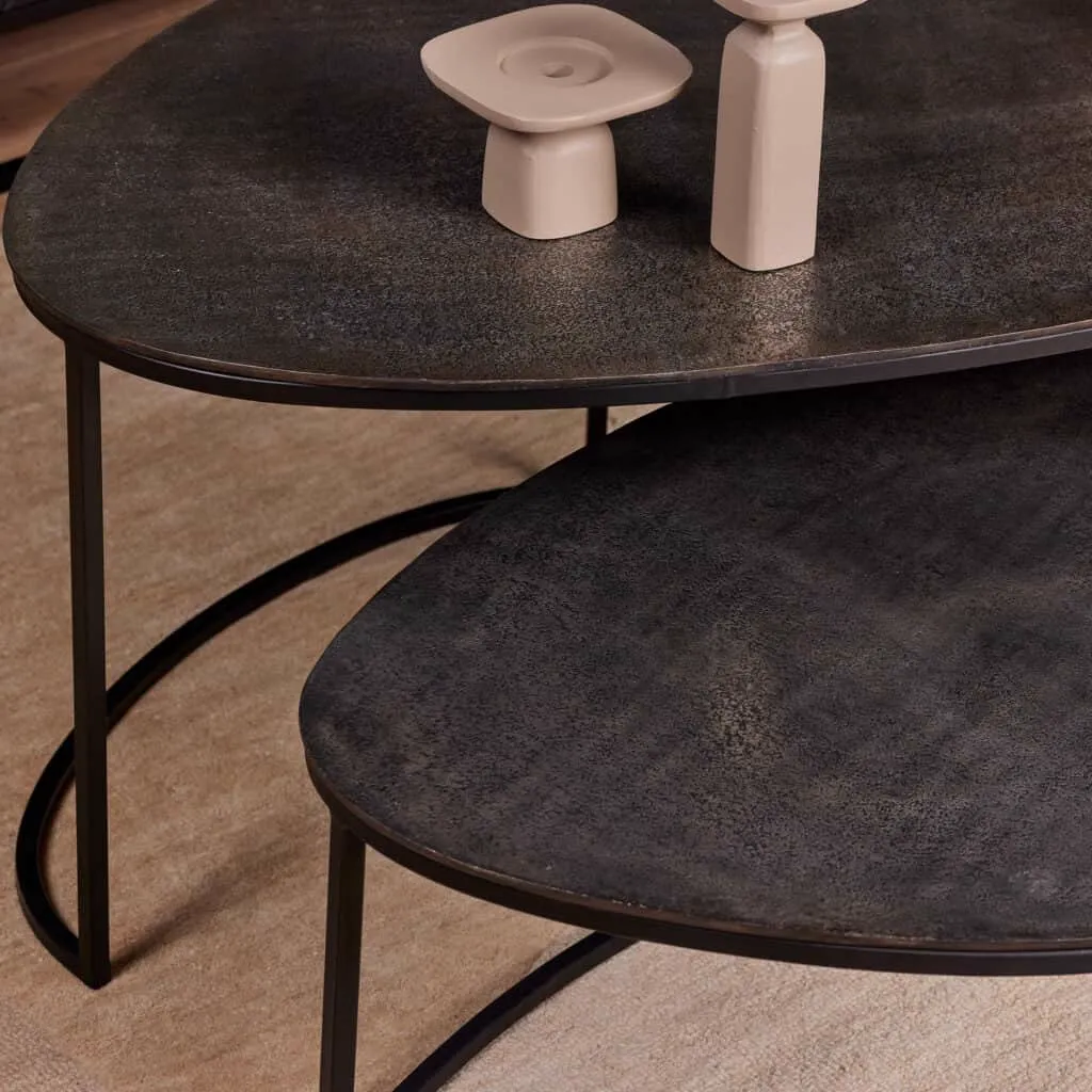 Detailaufnahme des Couchtisch Lana Sets, mit zwei Tischen auf einem hellen Teppich und Dekoration - Starfurn