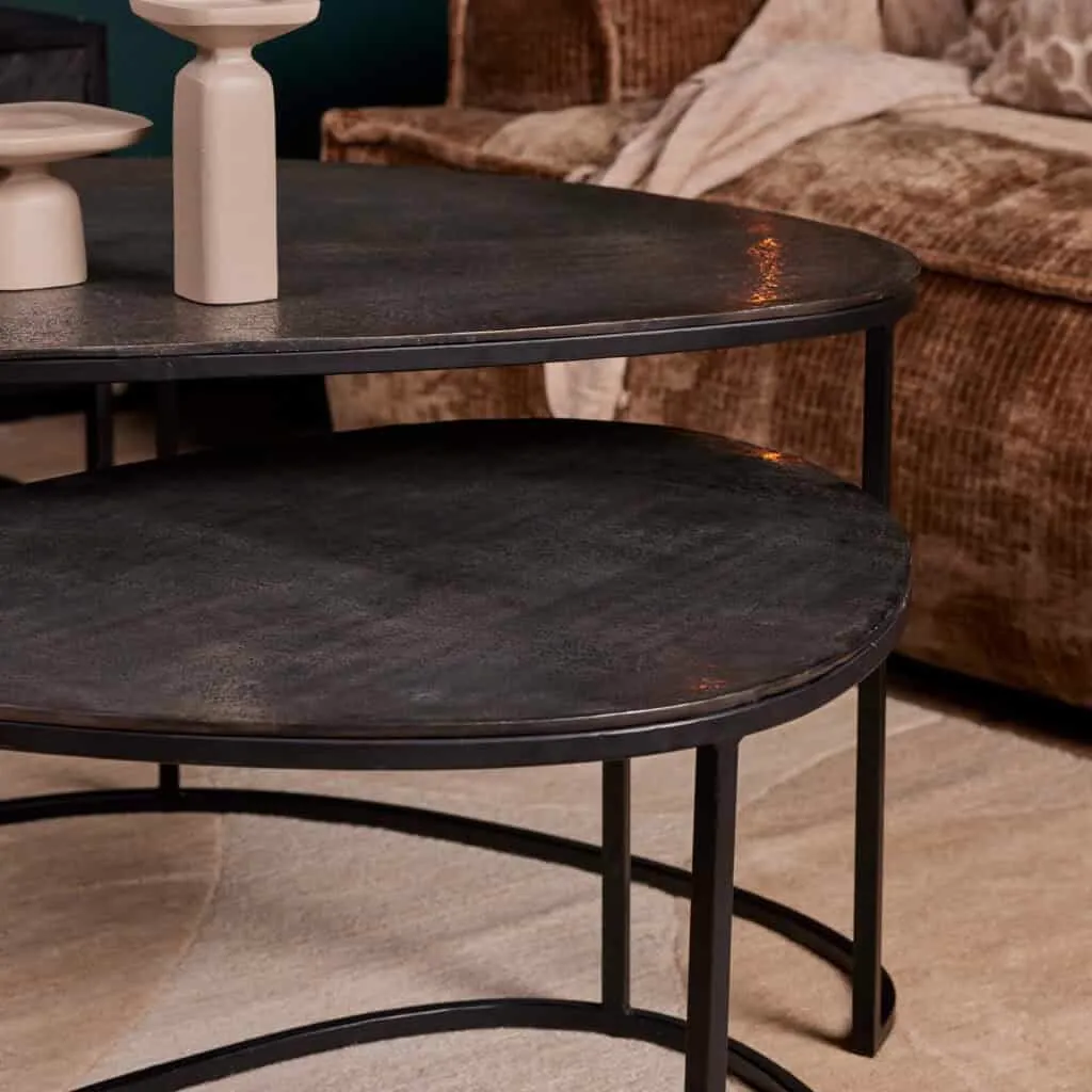 Das Couchtisch Lana 2er-Set mit dunklen Platten, im Hintergrund ein braunes Sofa - Starfurn