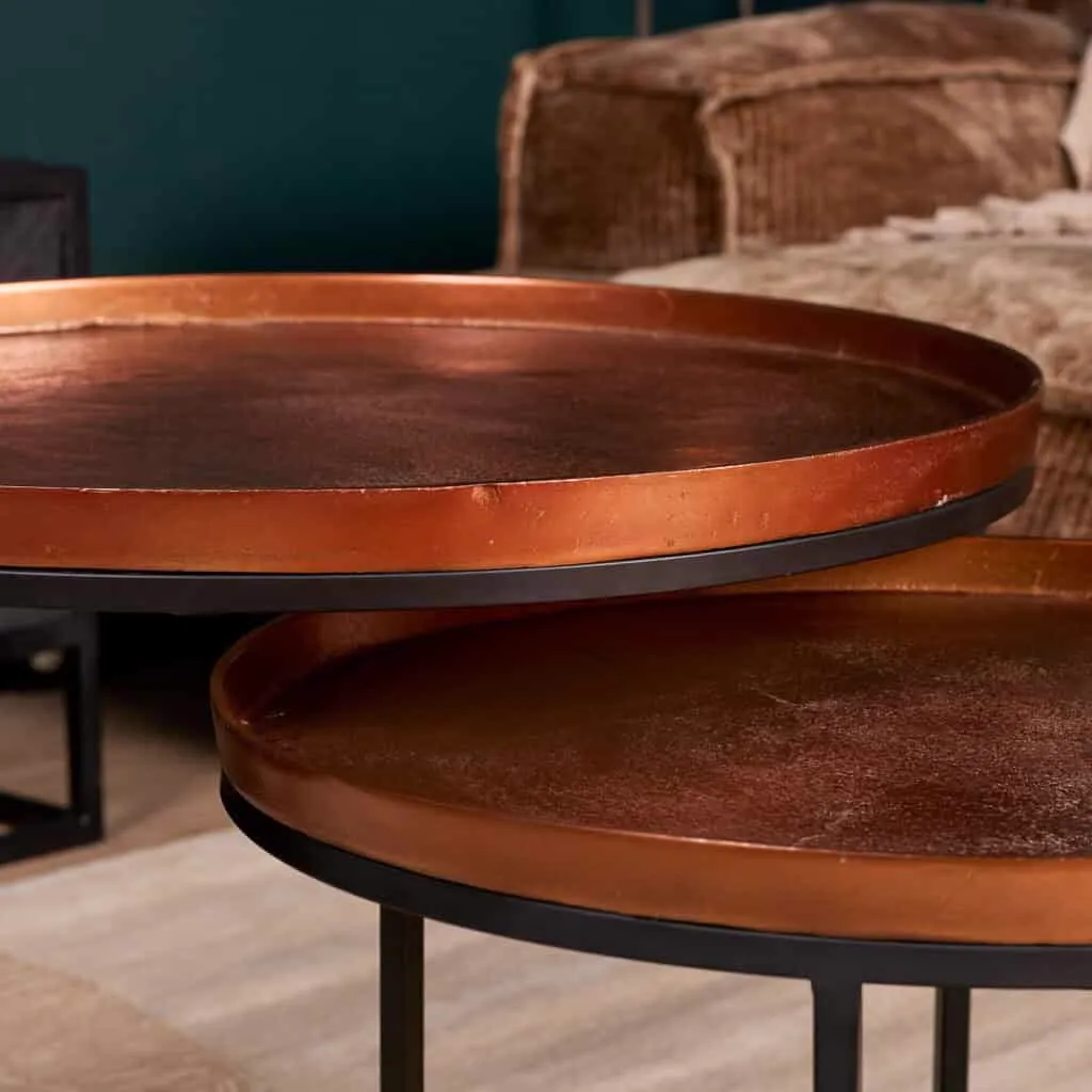 Detail des Couchtisch Clive, zwei runde Tische mit kupferfarbenen Platten in einem Wohnzimmer - Starfurn