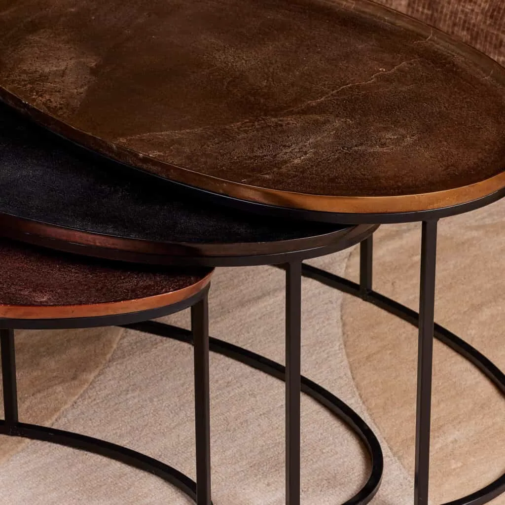 Nahaufnahme des Couchtisch Raley 3er Sets, mit den ovalen Platten und dem Metallgestell auf einem Teppich - Starfurn