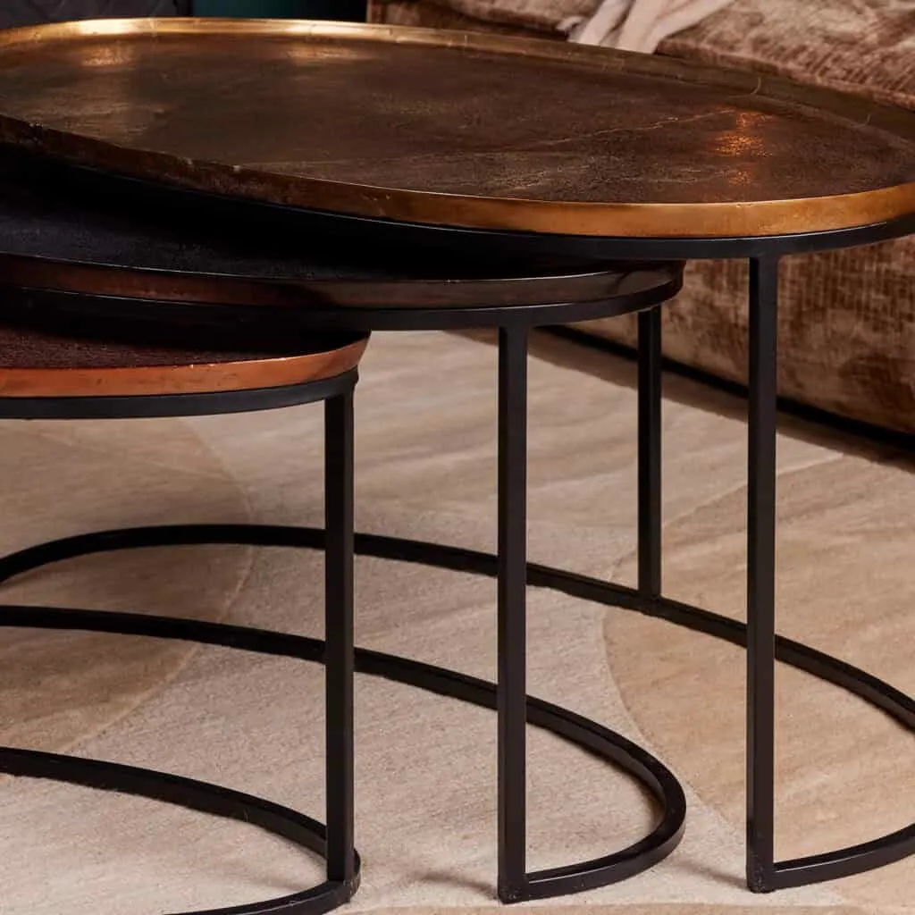Nahaufnahme des Couchtisch Raley, ein 3er-Set Tische mit ovalen Platten und schwarzen Metallbeinen - Starfurn