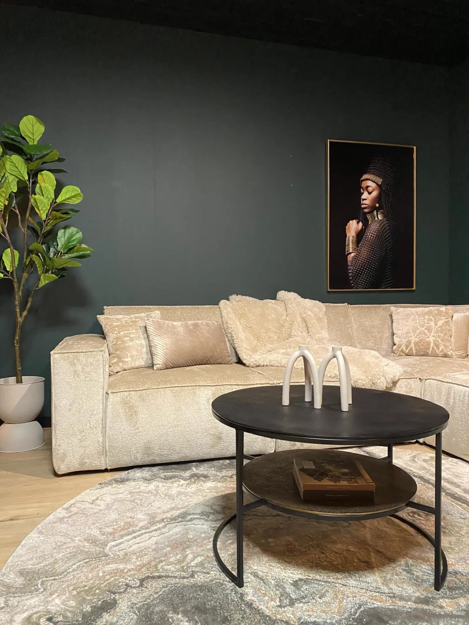Couchtisch Lecia in einem stimmungsvollen Wohnzimmer mit beigem Sofa, Teppich und Pflanze - Starfurn