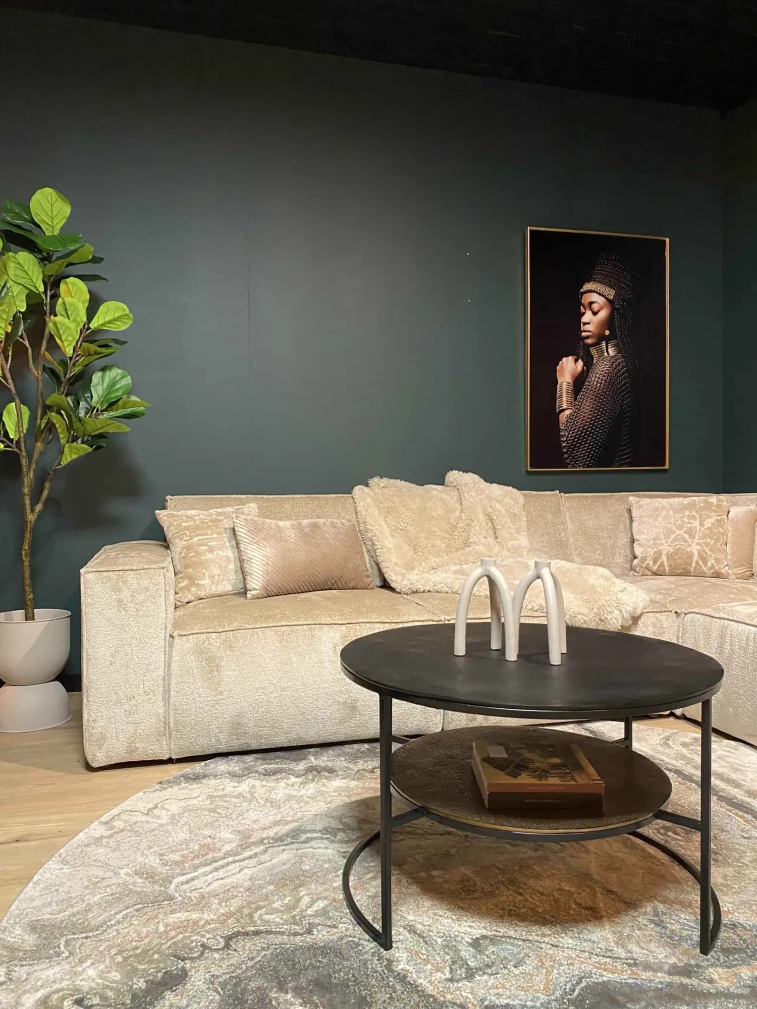 Couchtisch Lecia in einem stimmungsvollen Wohnzimmer mit Sofa, Teppich und Pflanze - Starfurn