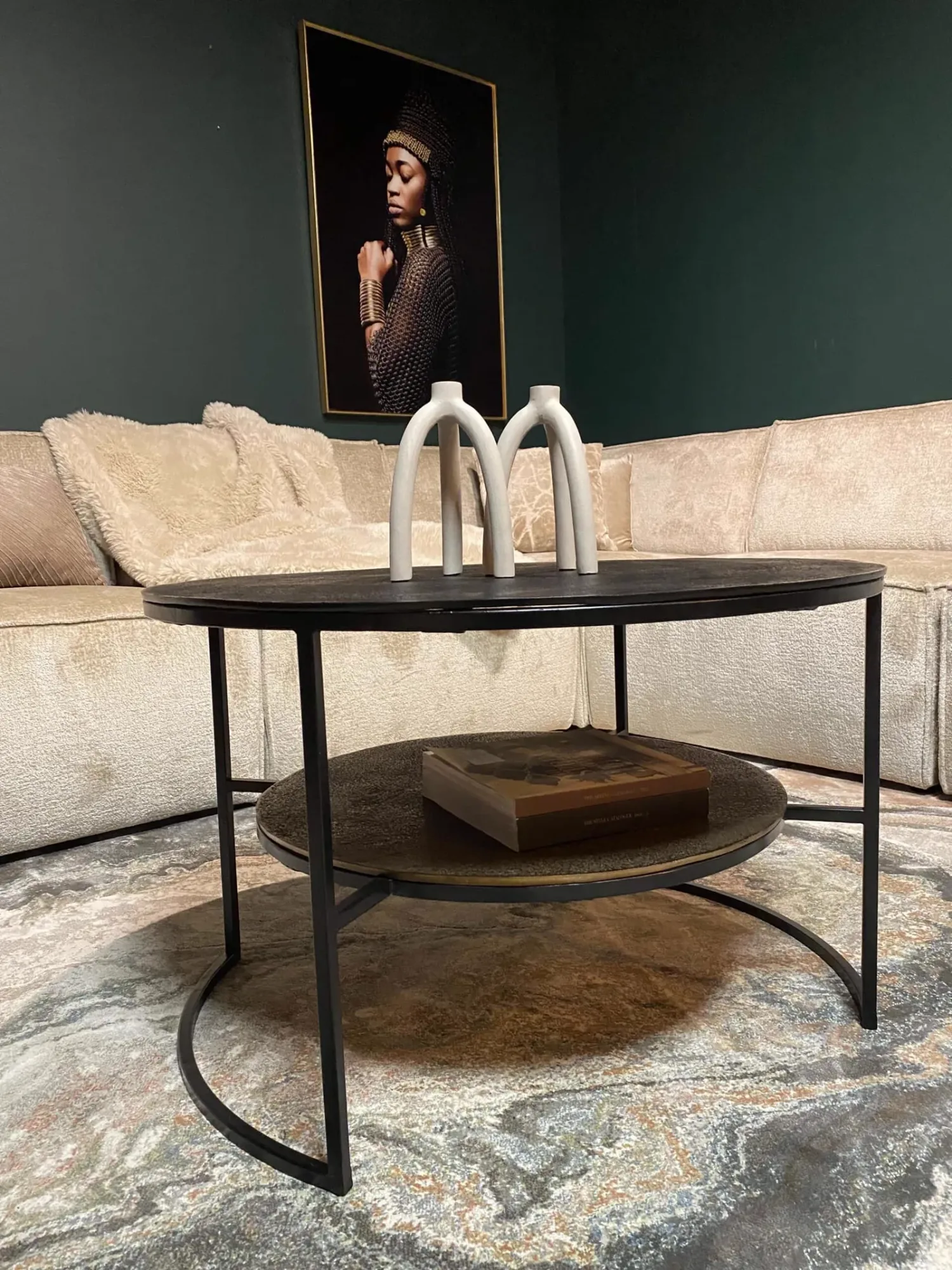 Couchtisch Lecia in einem stimmungsvollen Wohnzimmer mit Sofa, Teppich und Wandkunst - Starfurn