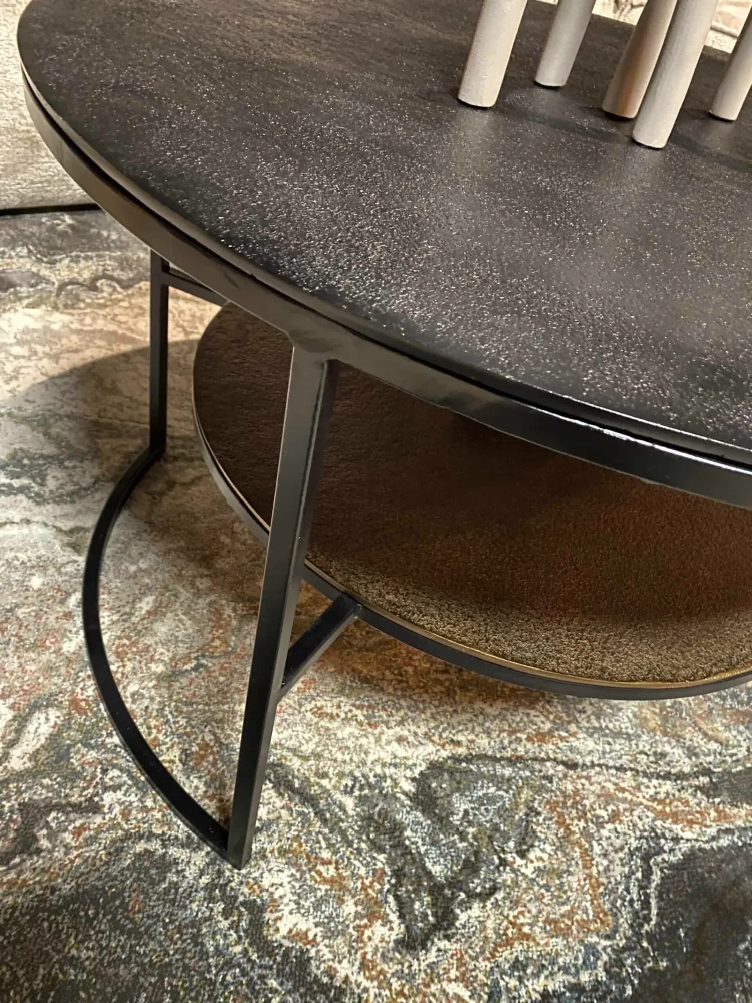 Couchtisch Lecia, 80 cm, mit zwei runden Platten und schwarzen Beinen auf einem farbigen Teppich - Starfurn